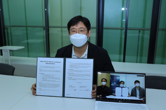 최인혁 네이버 COO(최고운영책임자)가 10일 온라인으로 장병탁 서울대학교 AI 연구원 원장 등과 제휴를 맺고 있다.          네이버 제공